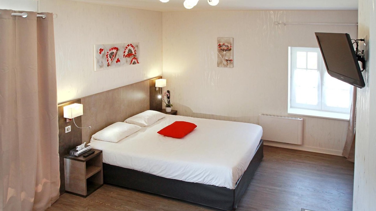 Photo of Bedroom in Plonevez-Porzay