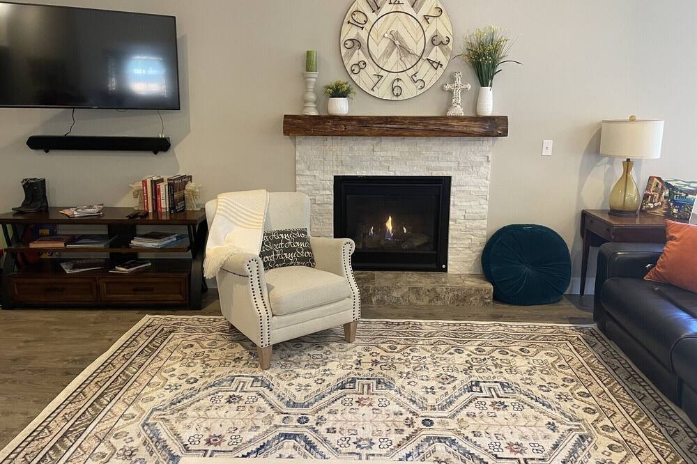 Photo of Livingroom in Old Seward - Oceanview