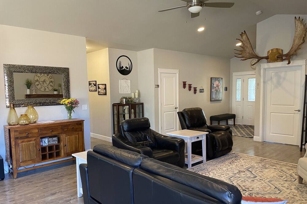 Photo of Livingroom in Old Seward - Oceanview