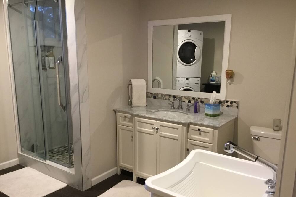 Photo of Bathroom in Deka Lake