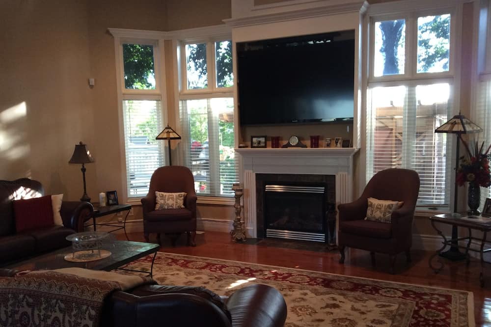 Photo of Livingroom in Ancaster