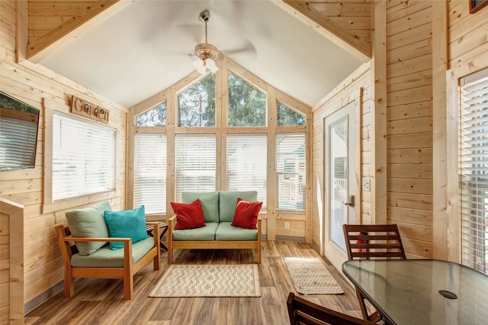 Photo of Livingroom in Bay City