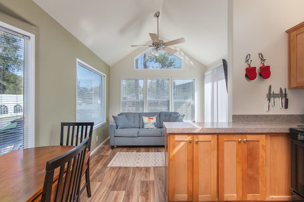 Photo of Livingroom in Bay City