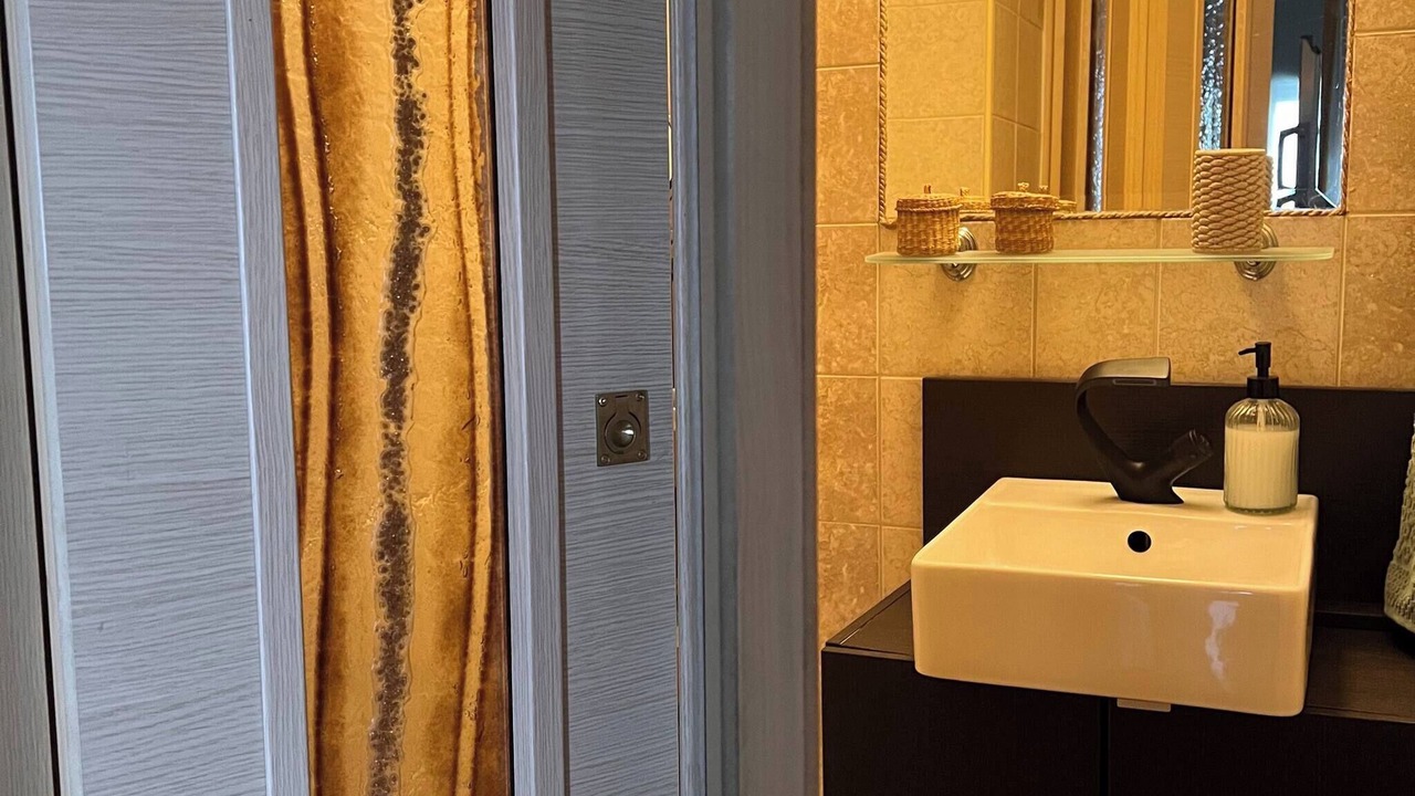 Photo of Bathroom in Drama