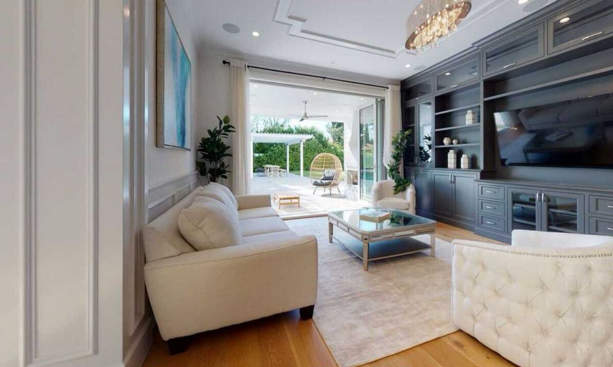 Photo of Livingroom in Tarzana