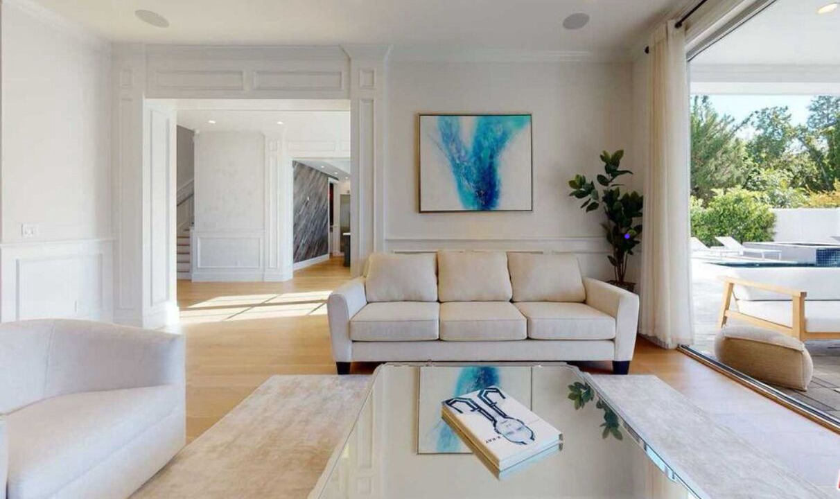 Photo of Livingroom in Tarzana