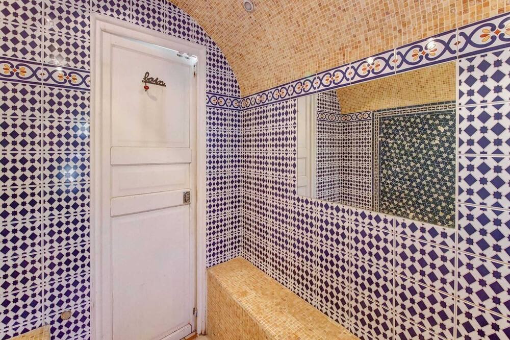 Photo of Bathroom in Raizeux