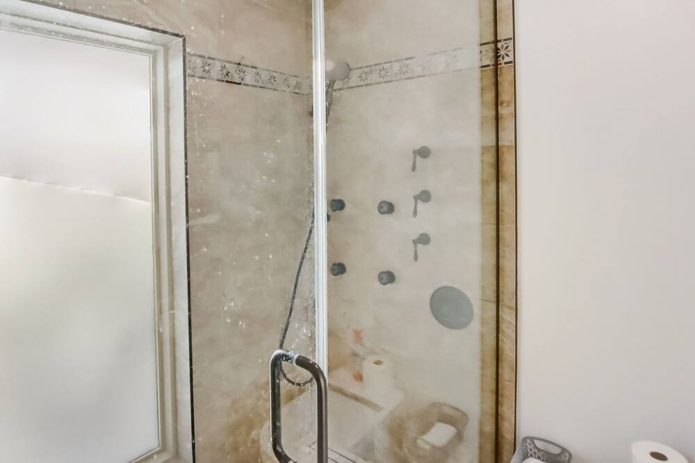 Photo of Bathroom in Avant
