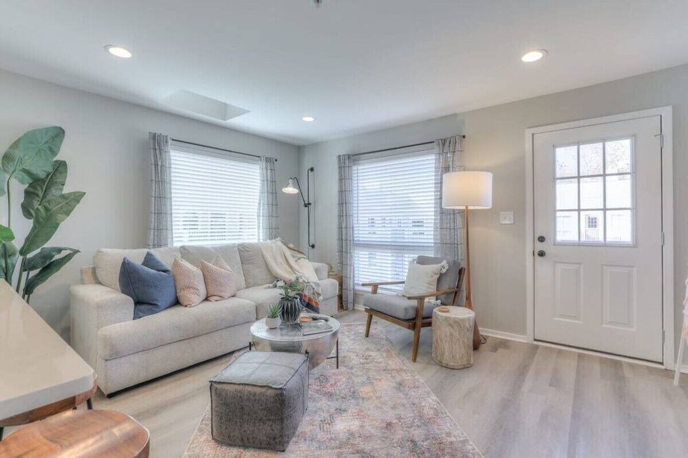 Photo of Livingroom in North Capitol