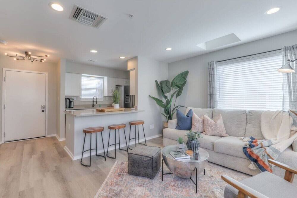 Photo of Livingroom in North Capitol