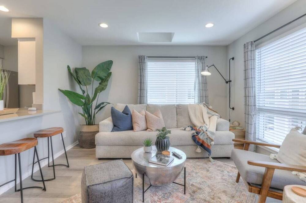 Photo of Livingroom in North Capitol