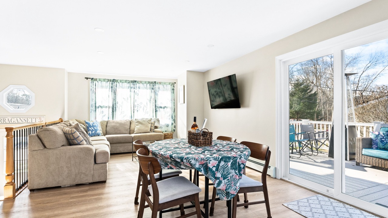Photo of Livingroom in Saunderstown