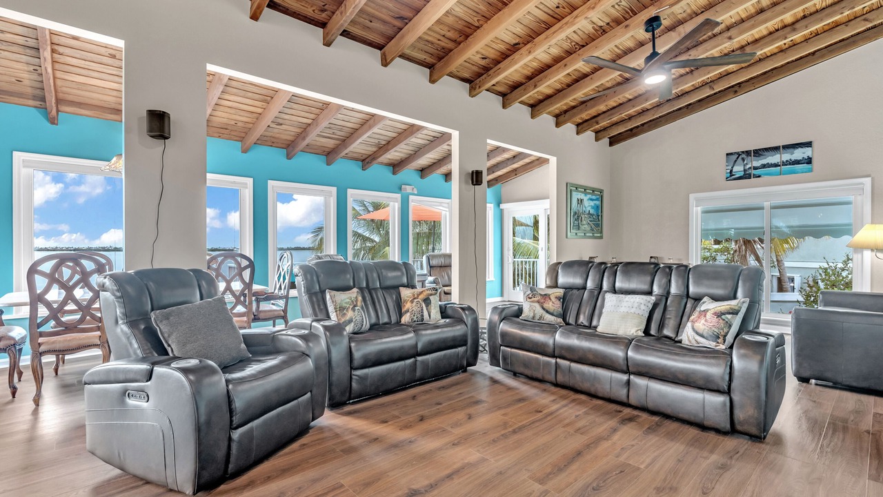 Photo of Livingroom in Breezeswept Beach Estates
