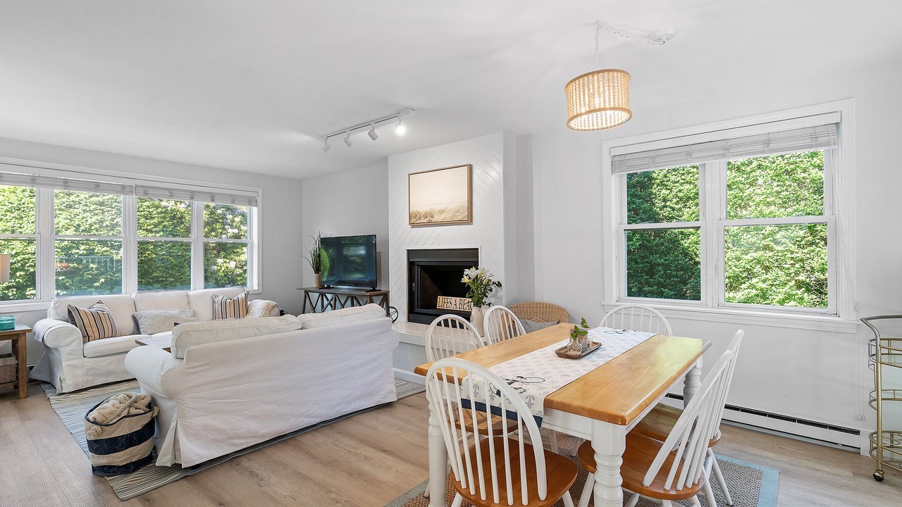 Photo of Livingroom in Easton's Point