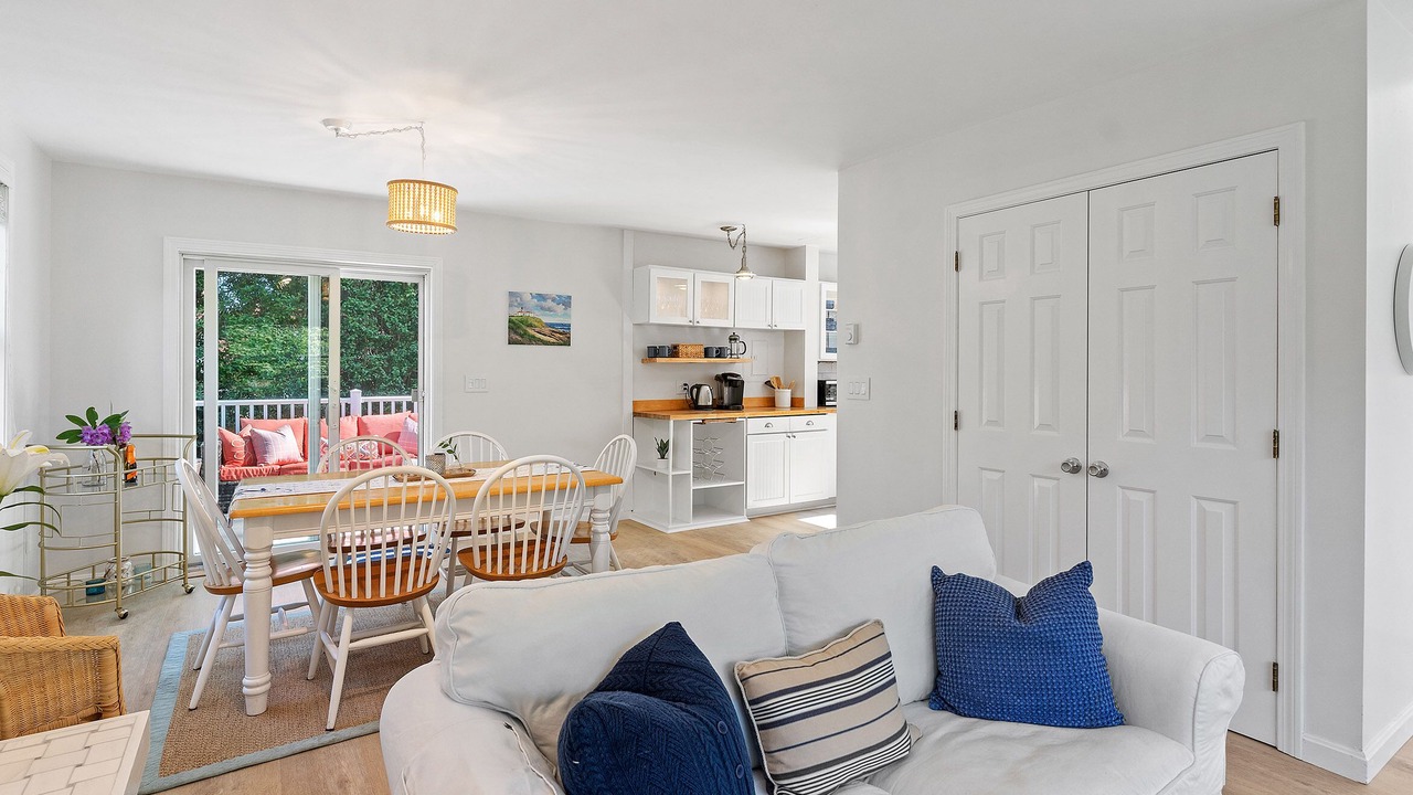 Photo of Livingroom in Easton's Point
