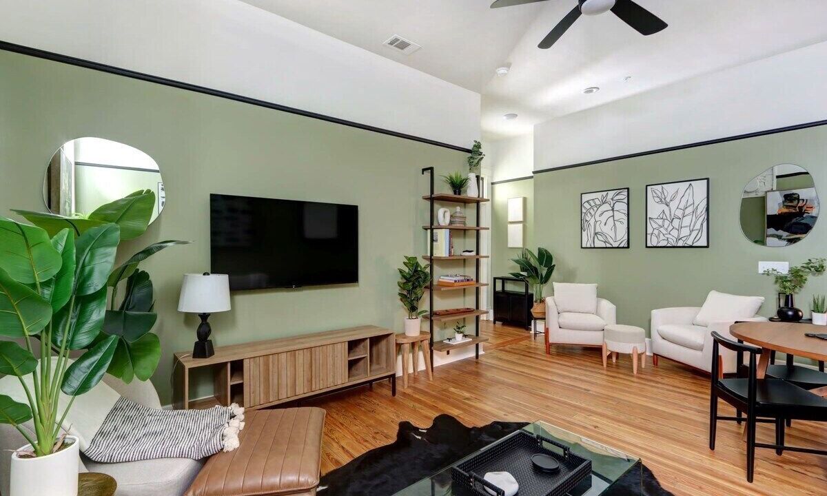 Photo of Livingroom in Old West Broad Neighborhood