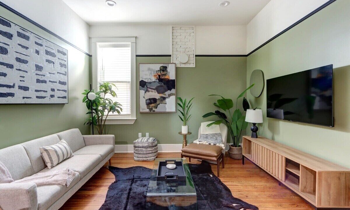 Photo of Livingroom in Old West Broad Neighborhood