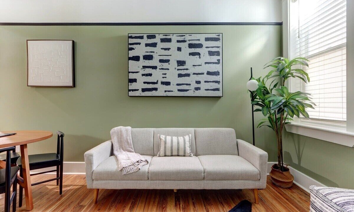 Photo of Livingroom in Old West Broad Neighborhood