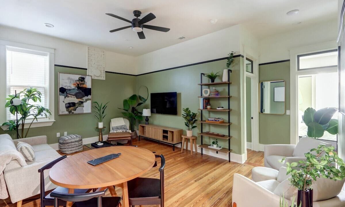 Photo of Livingroom in Old West Broad Neighborhood