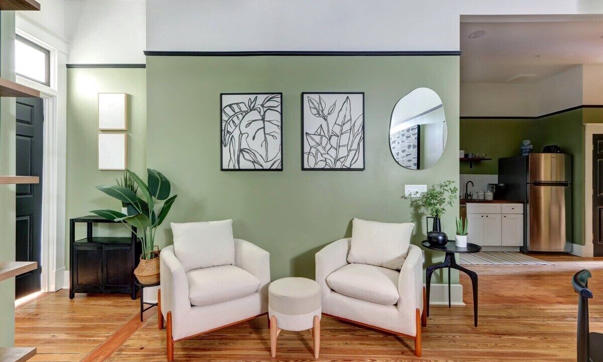 Photo of Livingroom in Old West Broad Neighborhood