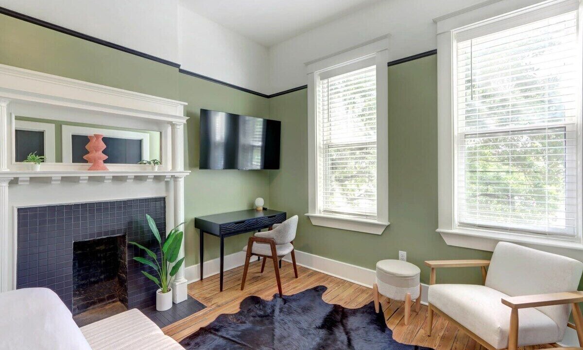 Photo of Livingroom in Old West Broad Neighborhood