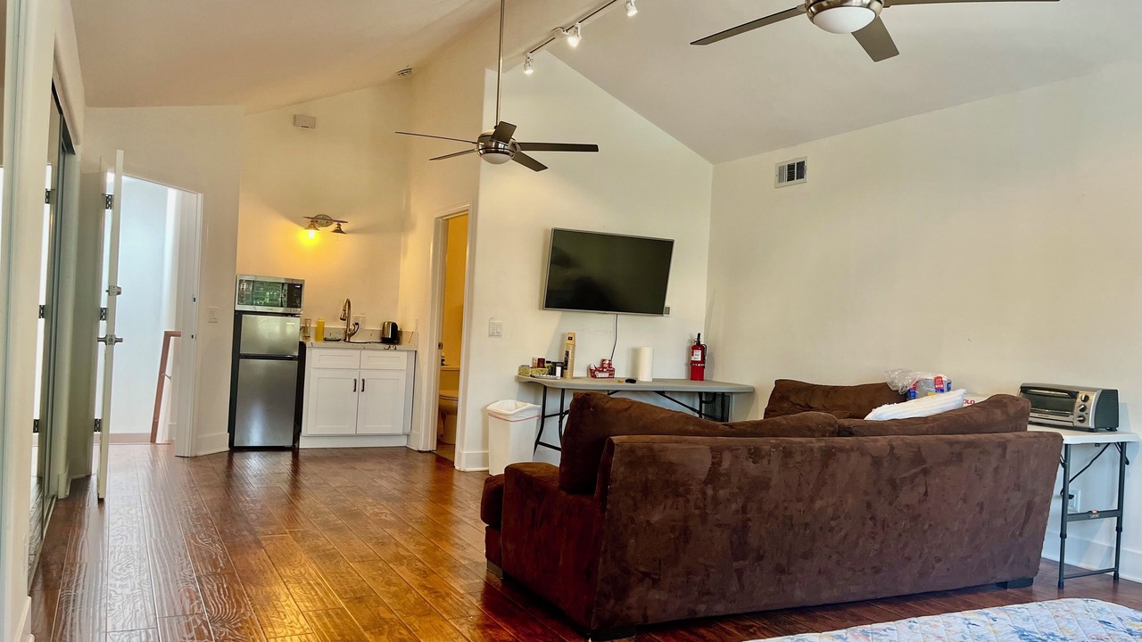 Photo of Livingroom in Tarzana