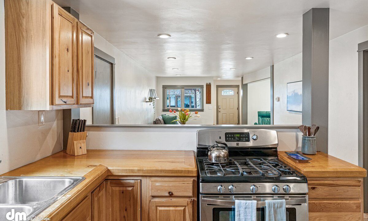 Photo of Kitchen in Northeast Anchorage