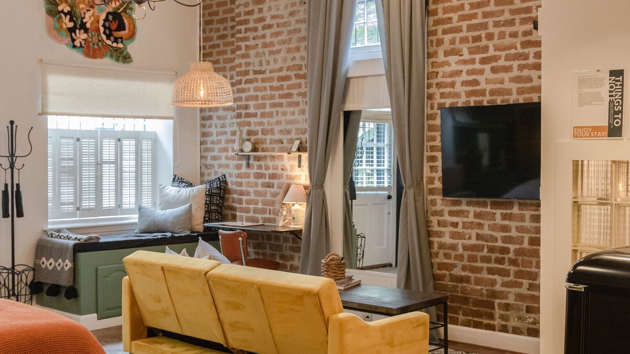 Photo of Livingroom in Old West Broad Neighborhood
