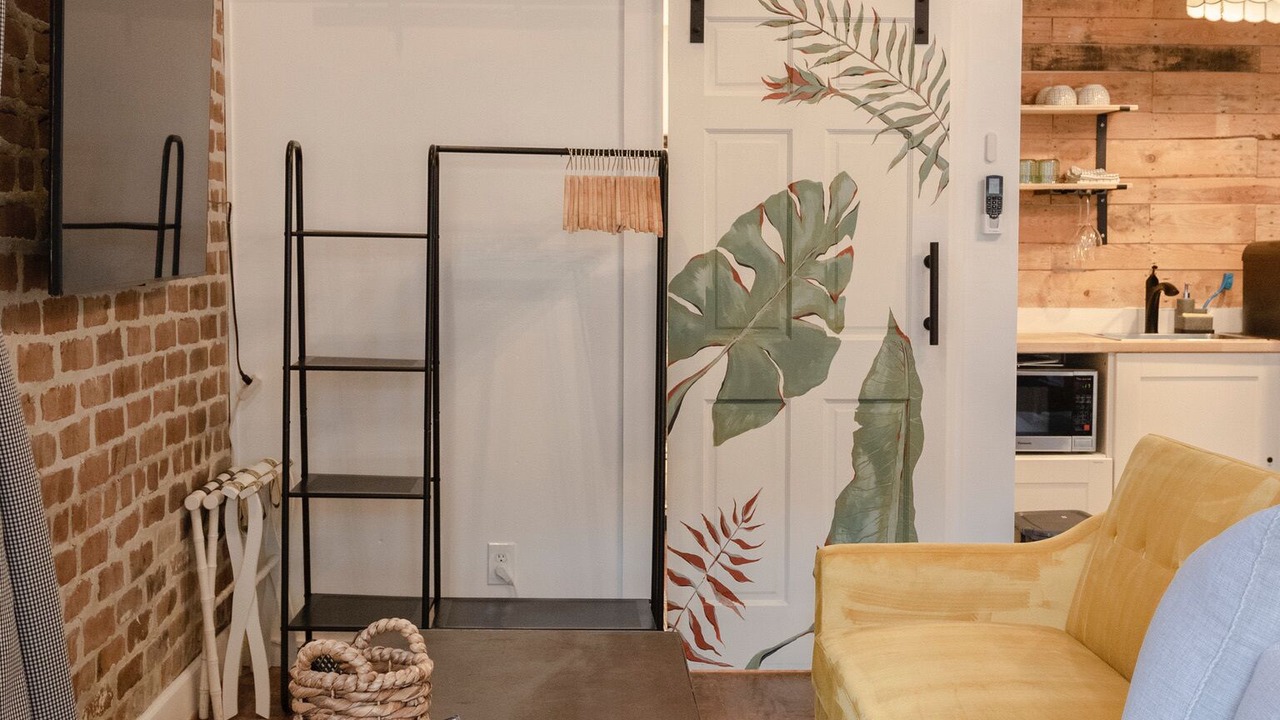 Photo of Livingroom in Old West Broad Neighborhood