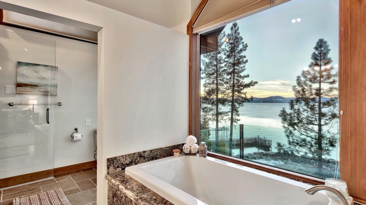 Photo of Bathroom in Lakeridge