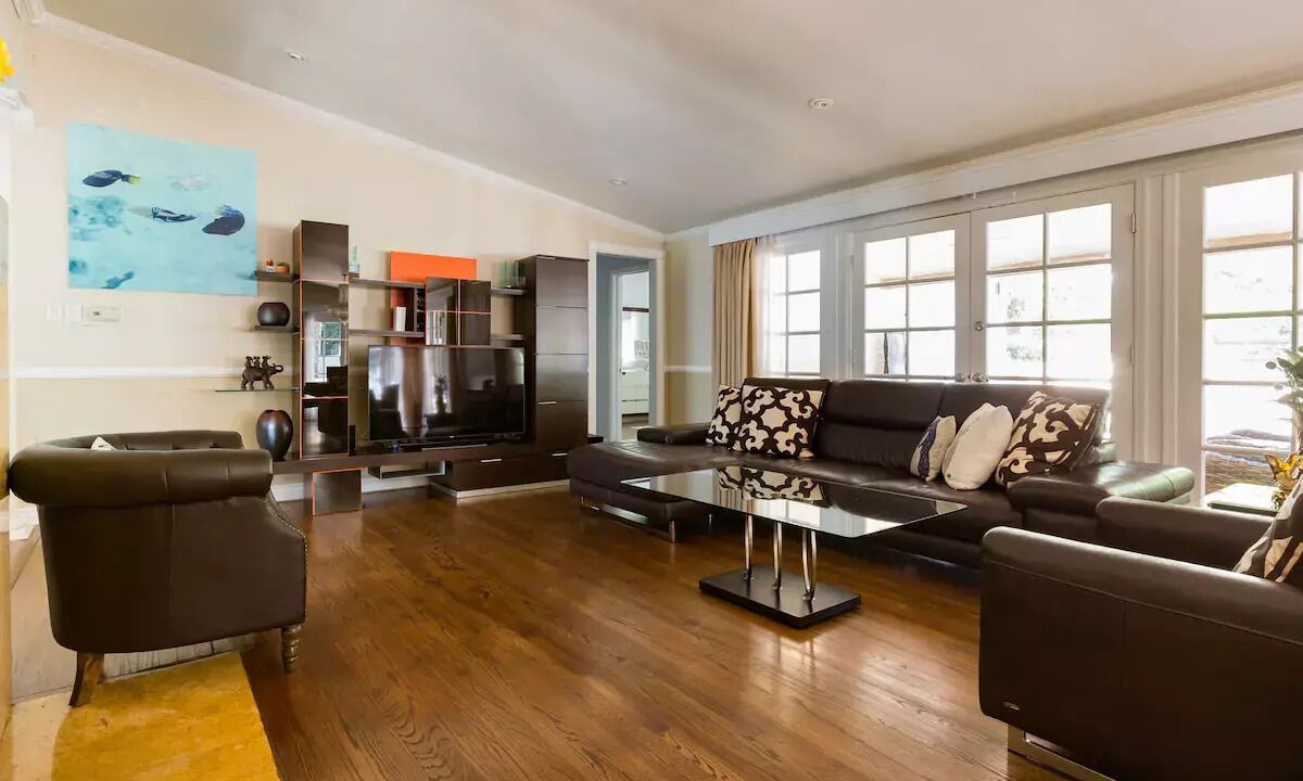 Photo of Livingroom in Tarzana