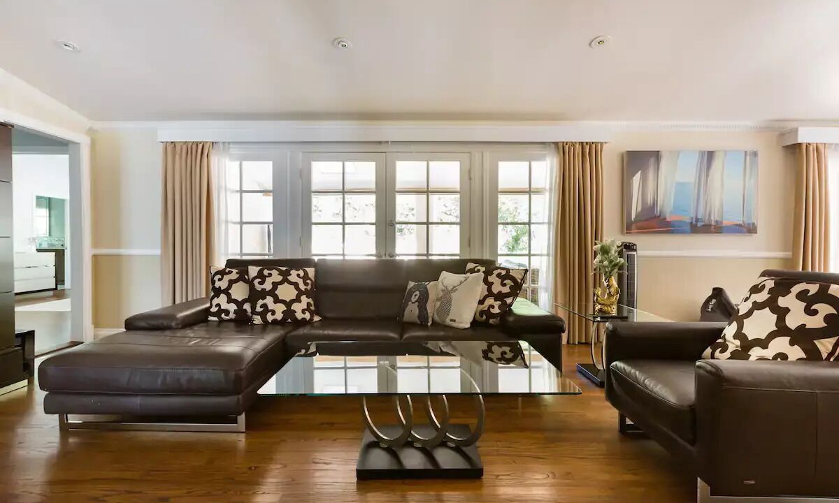 Photo of Livingroom in Tarzana