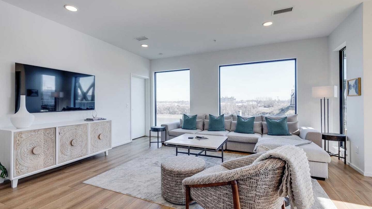 Photo of Livingroom in North Capitol