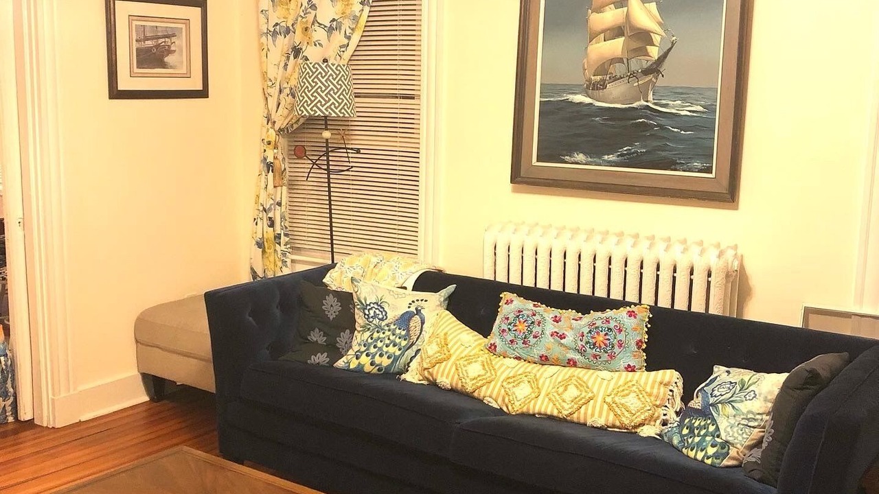 Photo of Livingroom in Off Broadway