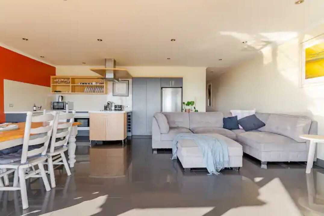 Photo of Livingroom in West Lakes Shore
