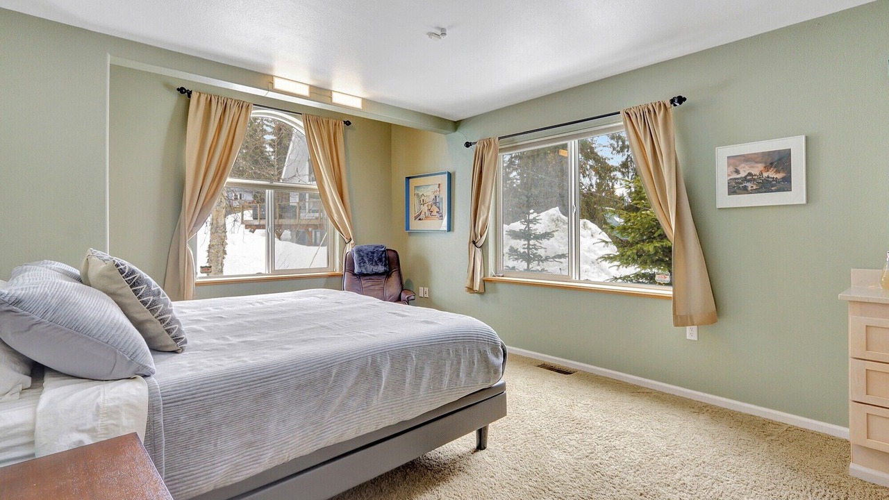 Photo of Bedroom in Alyeska