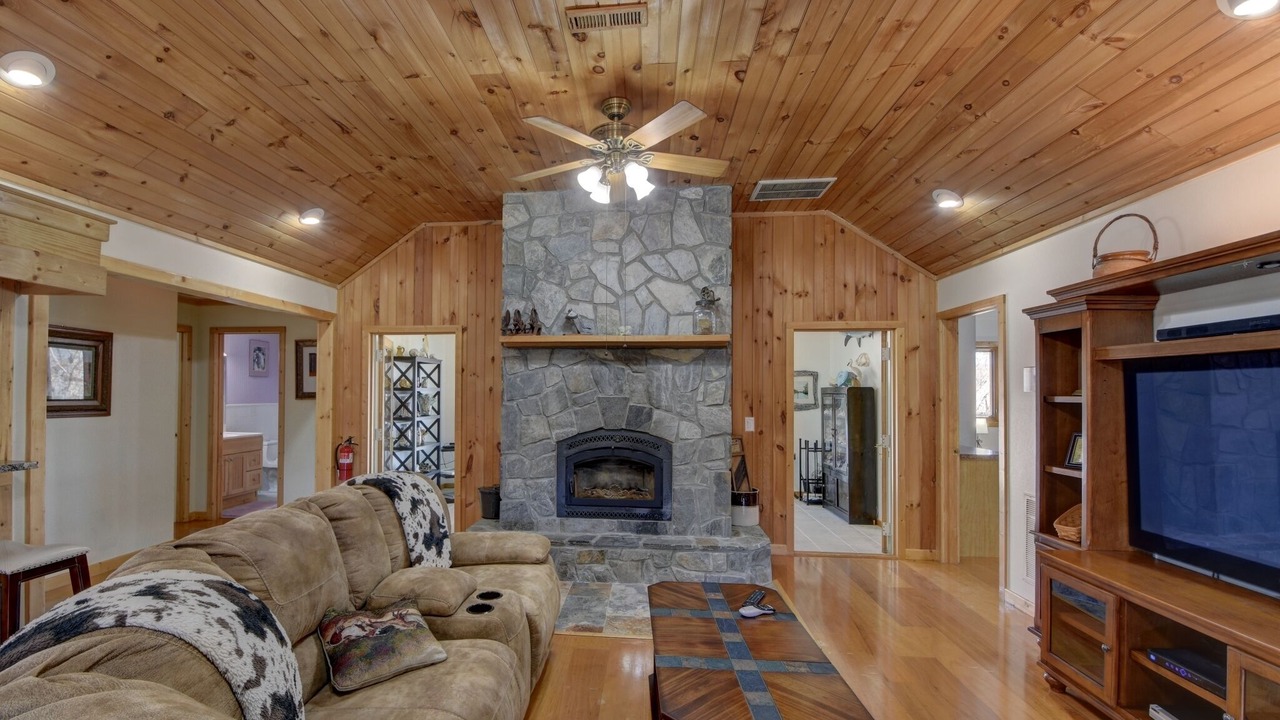 Photo of Bedroom in Hayesville