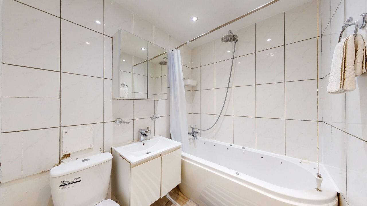 Photo of Bathroom in Evelyn
