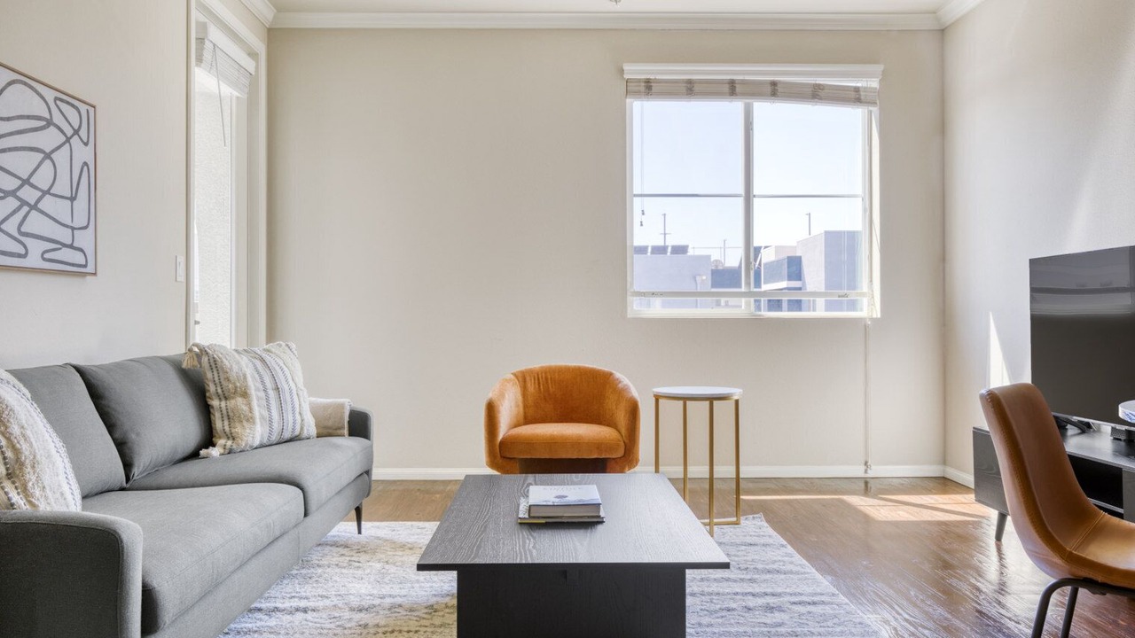 Photo of Livingroom in Warner Center