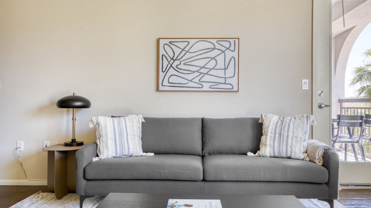 Photo of Livingroom in Warner Center