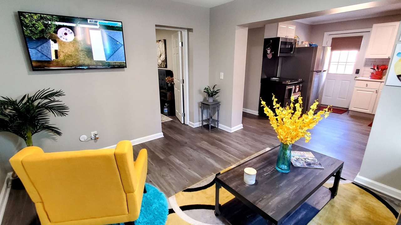 Photo of Livingroom in Hurwood Heights
