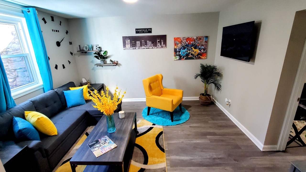 Photo of Livingroom in Hurwood Heights