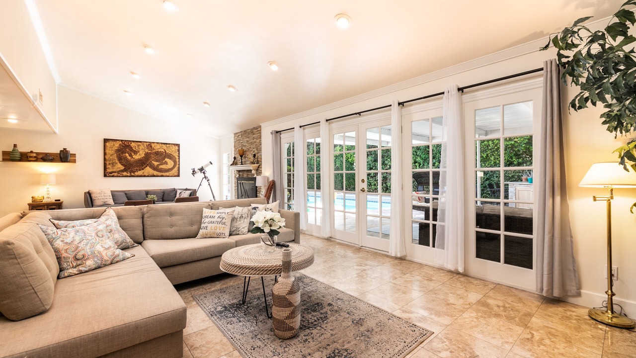 Photo of Livingroom in Woodland Hills