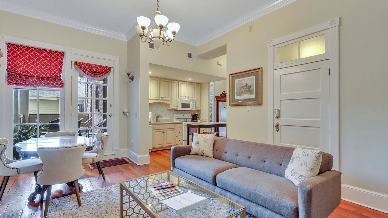 Photo of Livingroom in Old West Broad Neighborhood