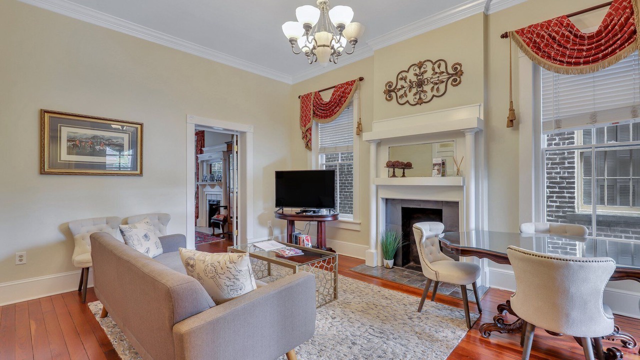 Photo of Livingroom in Old West Broad Neighborhood