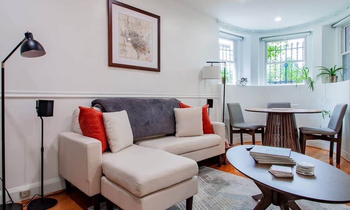 Photo of Livingroom in Truxton Circle