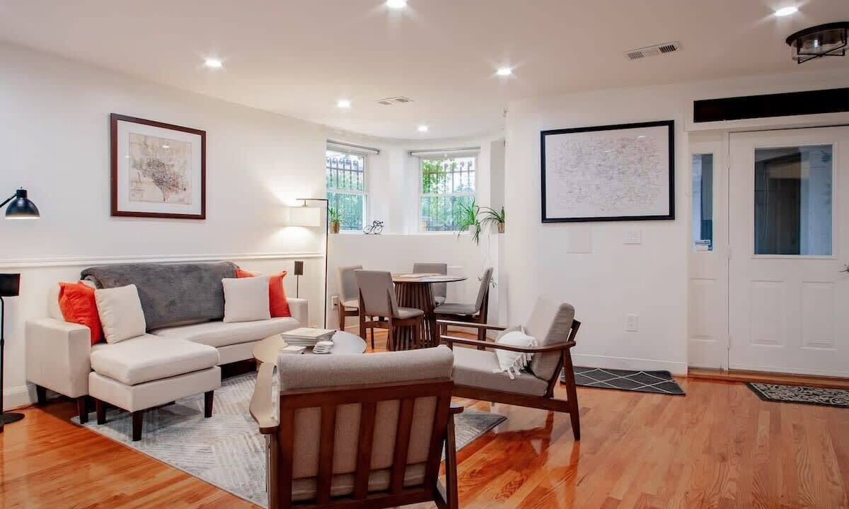 Photo of Livingroom in Truxton Circle