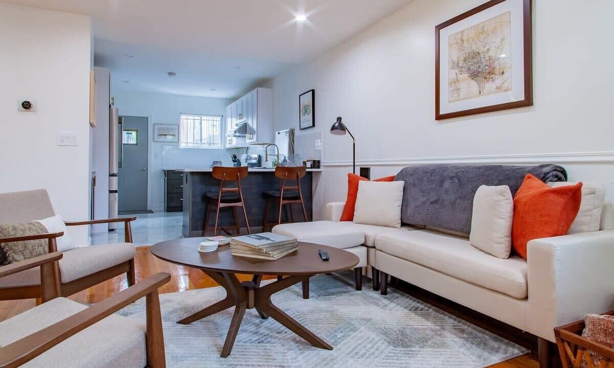 Photo of Livingroom in Truxton Circle