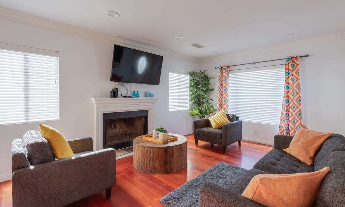 Photo of Livingroom in Reseda