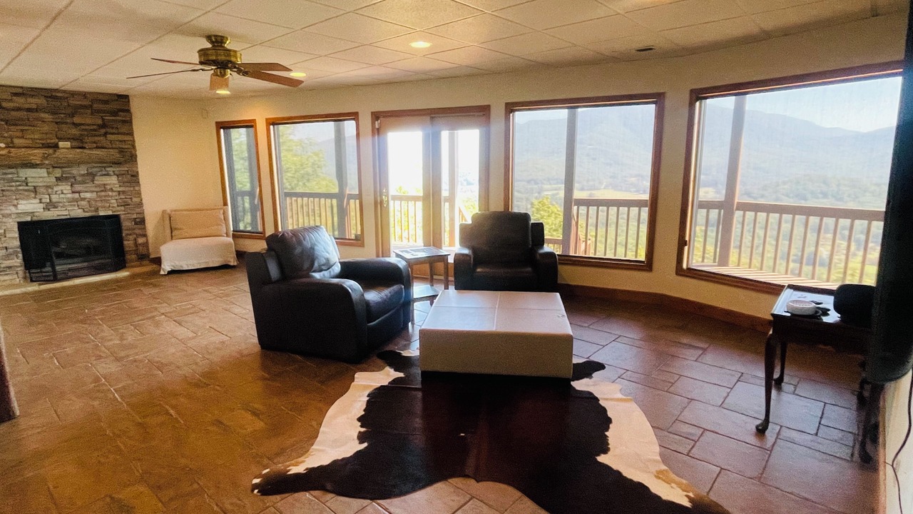 Photo of Livingroom in Hiawassee